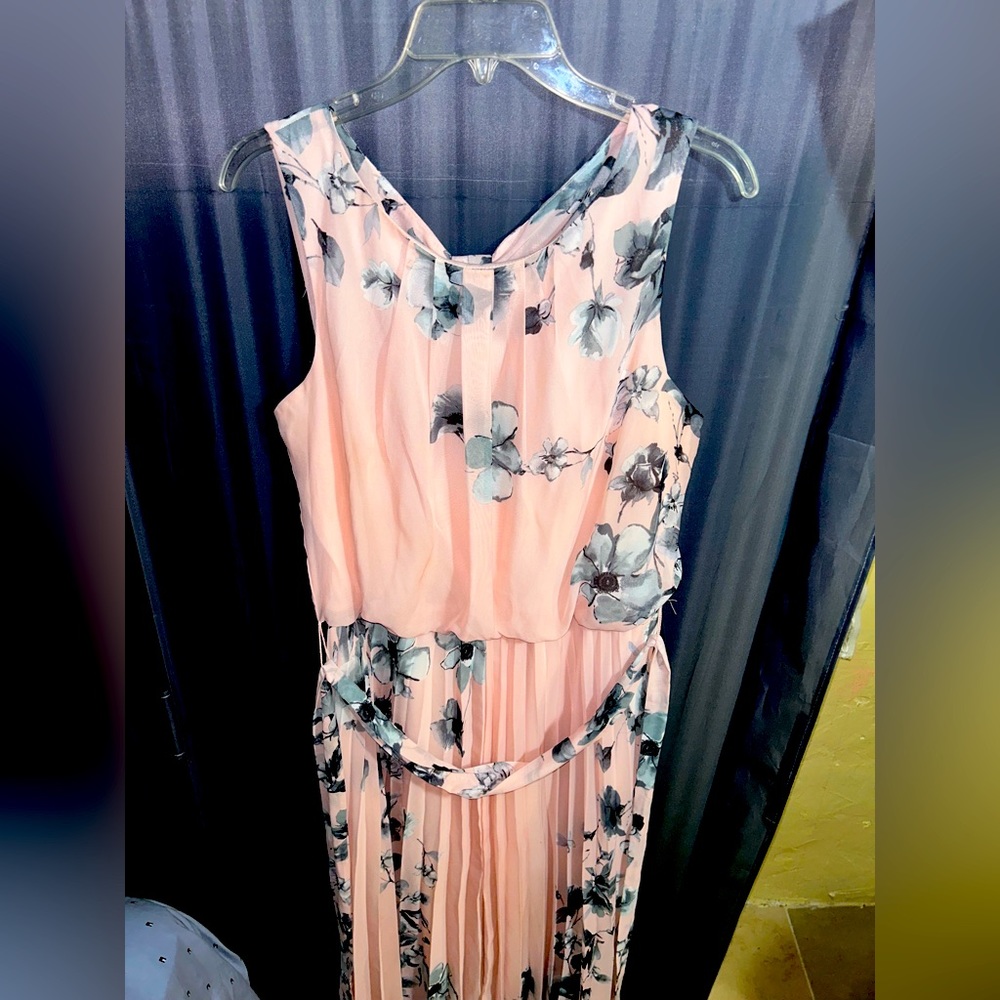 Need a dress for the wedding, look no further with this light pink maxi dress